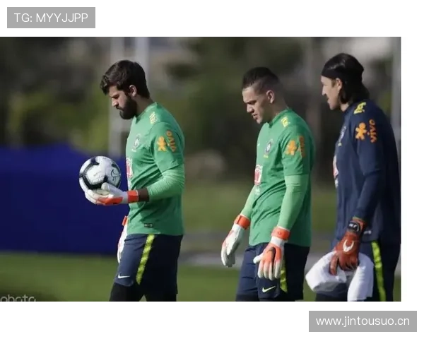 阿利松与埃德森:出球组织与门线能力风格对比解析 阿利松与埃德森:出球组织与门线能力风格对比解析