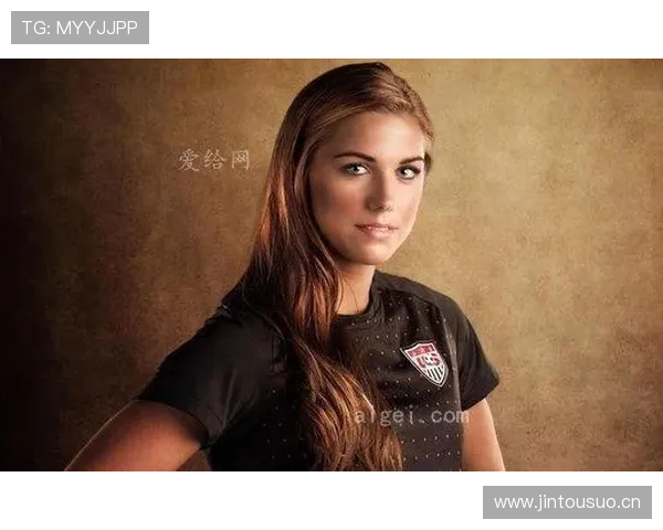 亚历克斯·摩根抱娃逛街，手上的包比我一个月房租还值钱