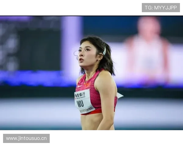 吴艳妮赛前涂指甲油的样子，像极了去夜店前补口红