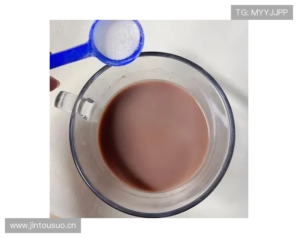 杨力维家的冰箱里塞满蛋白粉，连饮料都是无糖的